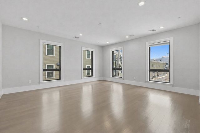 377 W 1st St 5, Boston, MA 02127