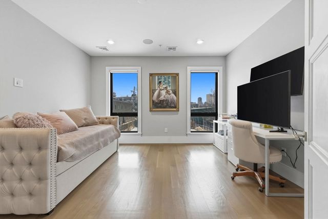 377 W 1st St 5, Boston, MA 02127