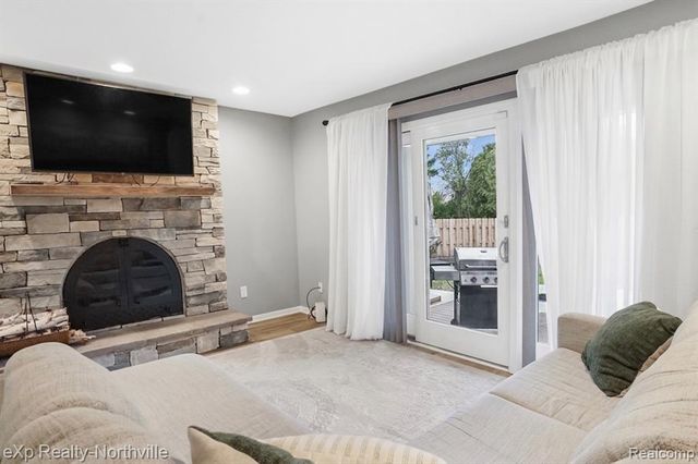 1929 Hopkins Drive, Wixom, MI 48393