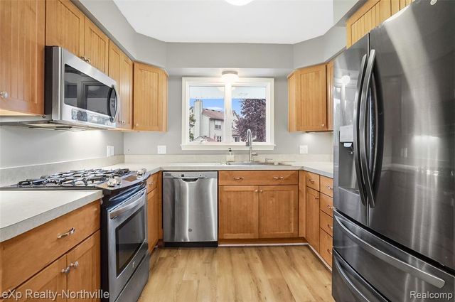 1929 Hopkins Drive, Wixom, MI 48393