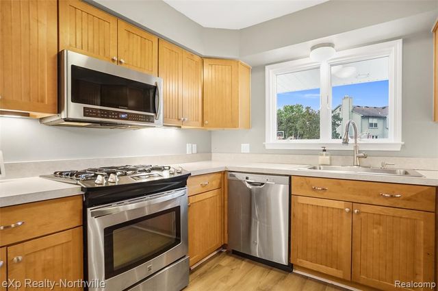 1929 Hopkins Drive, Wixom, MI 48393