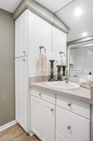 1929 Hopkins Drive, Wixom, MI 48393