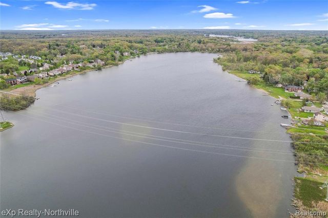 1929 Hopkins Drive, Wixom, MI 48393