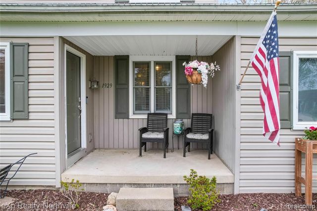 1929 Hopkins Drive, Wixom, MI 48393