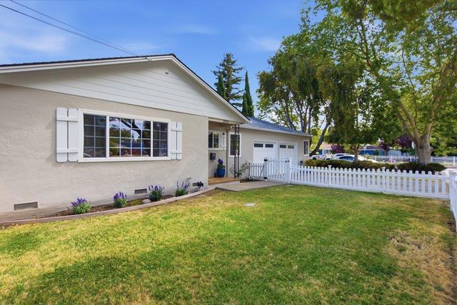 901 Fifteenth Avenue, Redwood City, CA 94063