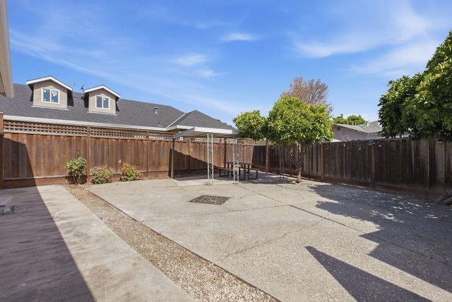 901 Fifteenth Avenue, Redwood City, CA 94063