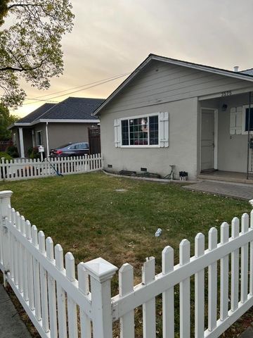 901 Fifteenth Avenue, Redwood City, CA 94063