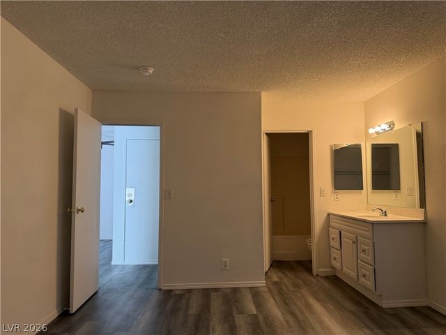 5206 Golden Lane B, Las Vegas, NV 89119