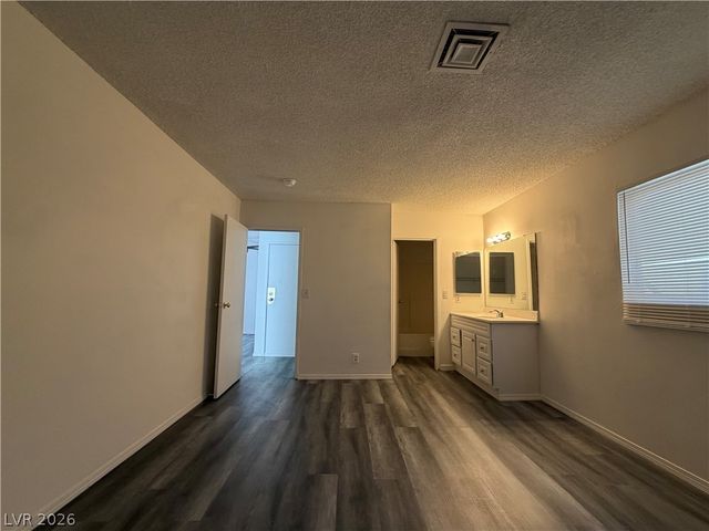 5206 Golden Lane B, Las Vegas, NV 89119