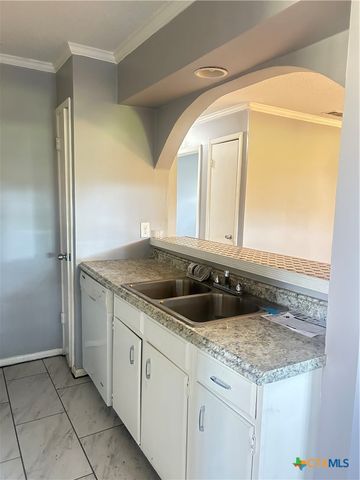 1051 Country Club Drive 28, Seguin, TX 78155