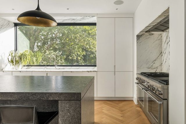 15 Farlow Rd, Newton, MA 02458