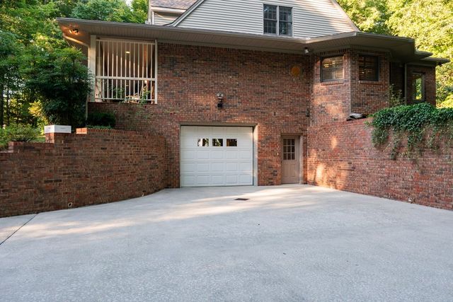 693 Tower Hill Rd, Livingston, TN 38570