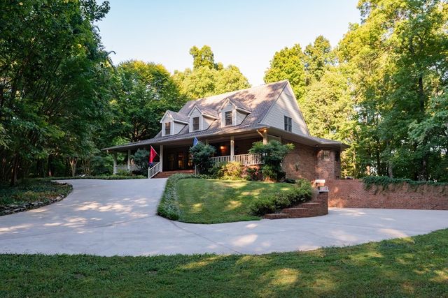 693 Tower Hill Rd, Livingston, TN 38570