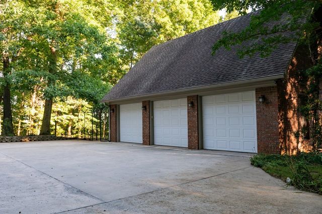 693 Tower Hill Rd, Livingston, TN 38570