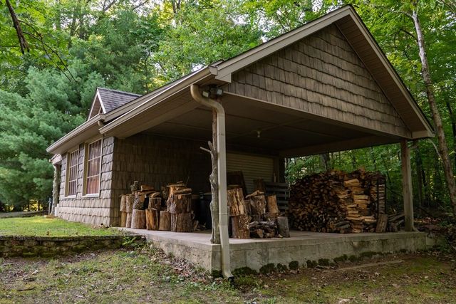 693 Tower Hill Rd, Livingston, TN 38570