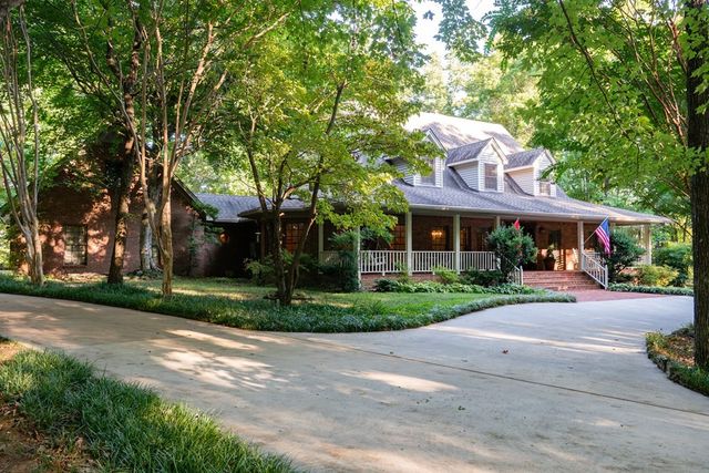 693 Tower Hill Rd, Livingston, TN 38570