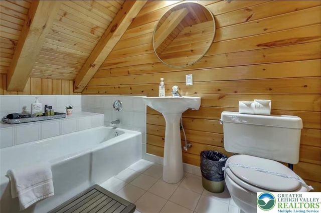 134 Rim Road, Middle Smithfield Twp, PA 18302