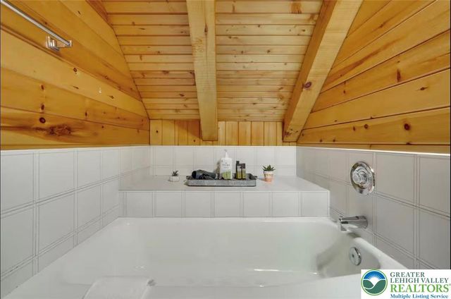 134 Rim Road, Middle Smithfield Twp, PA 18302