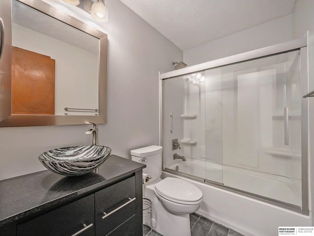 5727 N 107th Street, Omaha, NE 68134