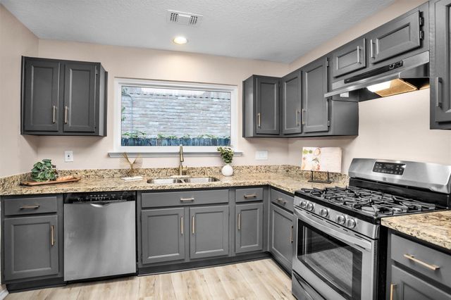6 Spurwood Ct, Spring, TX 77381