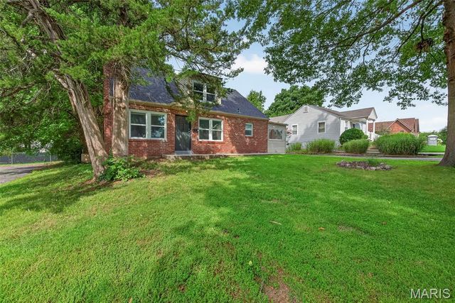 915 Tavalon Avenue, Rock Hill, MO 63119