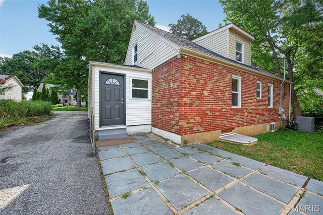 915 Tavalon Avenue, Rock Hill, MO 63119