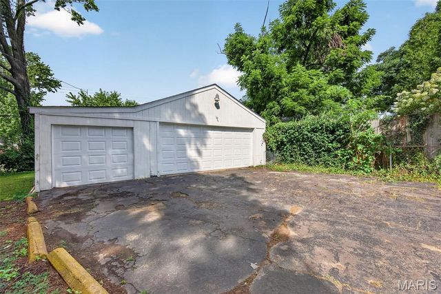 915 Tavalon Avenue, Rock Hill, MO 63119