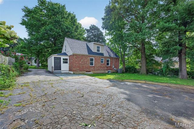 915 Tavalon Avenue, Rock Hill, MO 63119