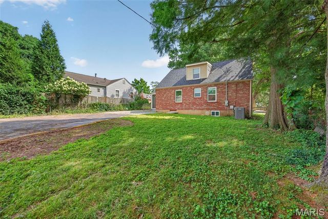 915 Tavalon Avenue, Rock Hill, MO 63119