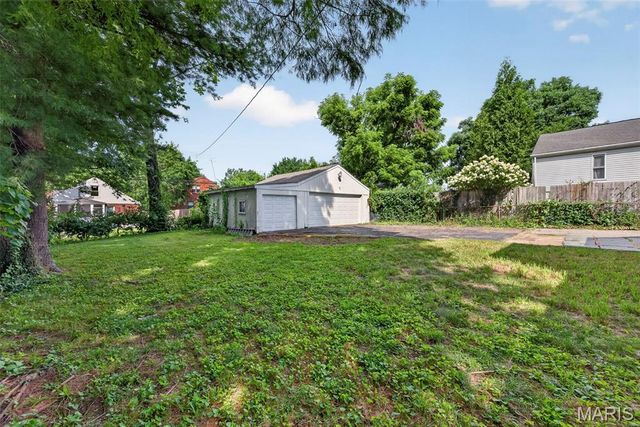 915 Tavalon Avenue, Rock Hill, MO 63119