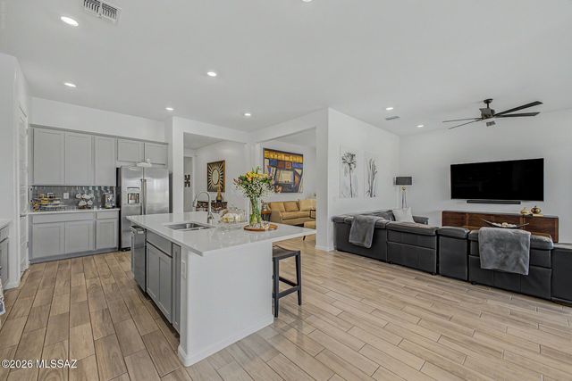 10702 N Iron Peak Drive, Oro Valley, AZ 85742