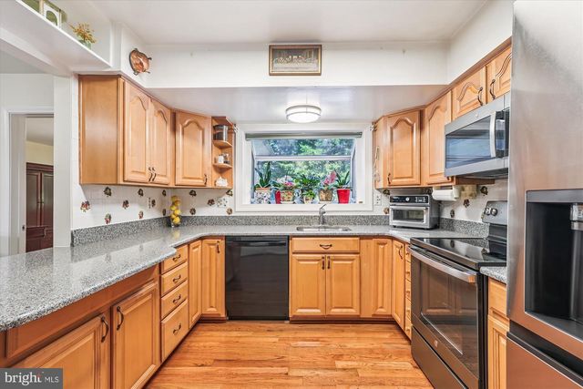 6137 FRANCONIA STATION LN, Alexandria, VA 22310