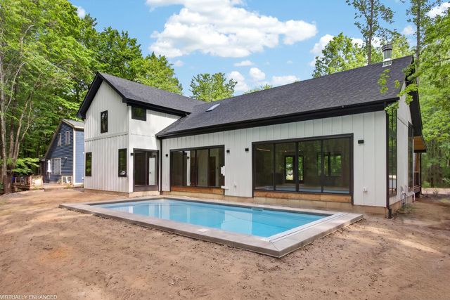 9356 E Locke Road, Chikaming Twp, MI 49129