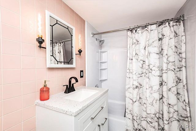 739 Caspian Lane, St Louis, MO 63125
