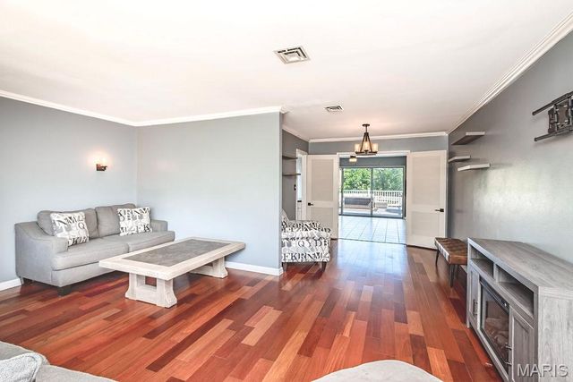739 Caspian Lane, St Louis, MO 63125