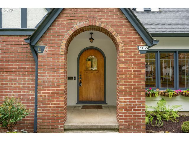 7135 Se REED COLLEGE Pl, Portland, OR 97202