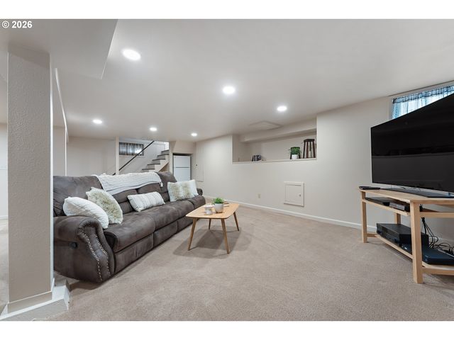 7135 Se REED COLLEGE Pl, Portland, OR 97202