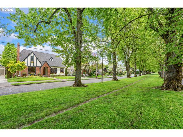 7135 Se REED COLLEGE Pl, Portland, OR 97202