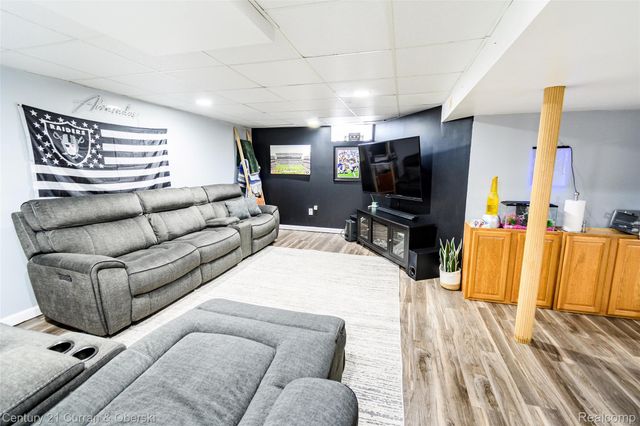 9390 Quandt Avenue, Allen Park, MI 48101