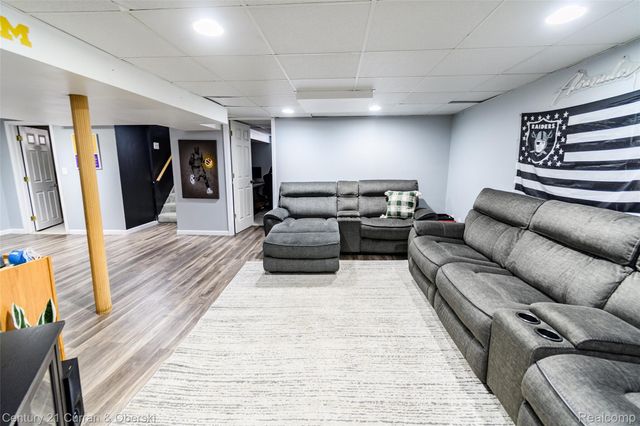 9390 Quandt Avenue, Allen Park, MI 48101