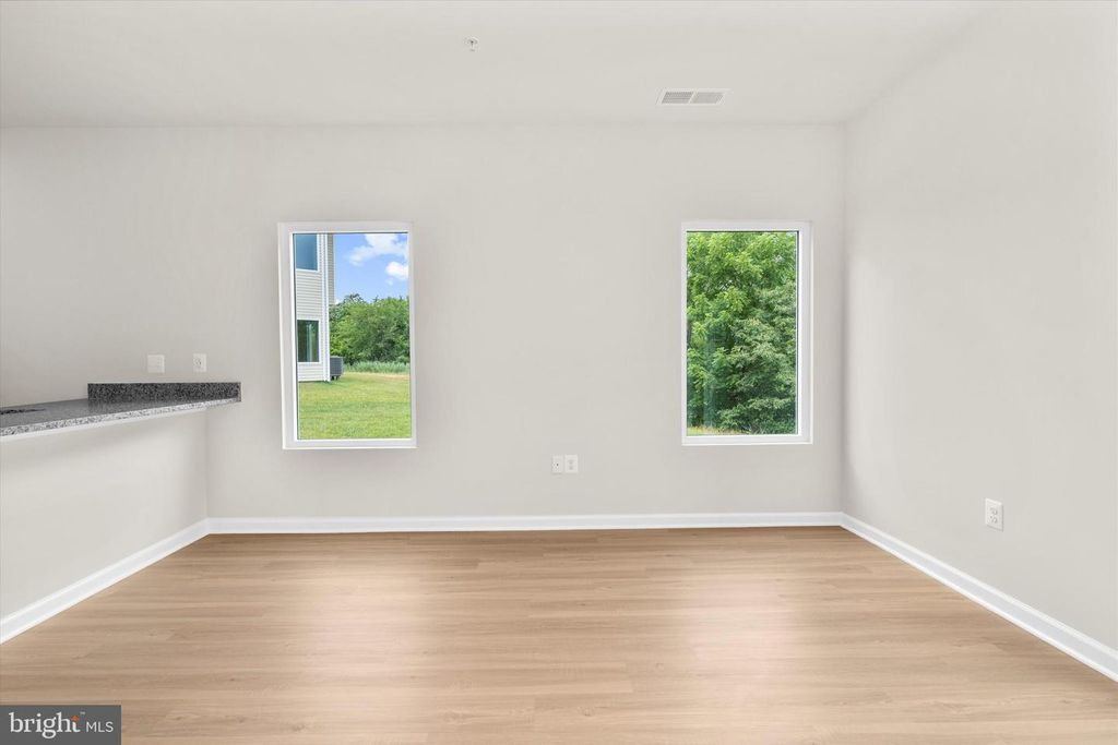 Image 4 of property listing at 8129 BARTHOLOMEW CT, Baltimore, MD 21206