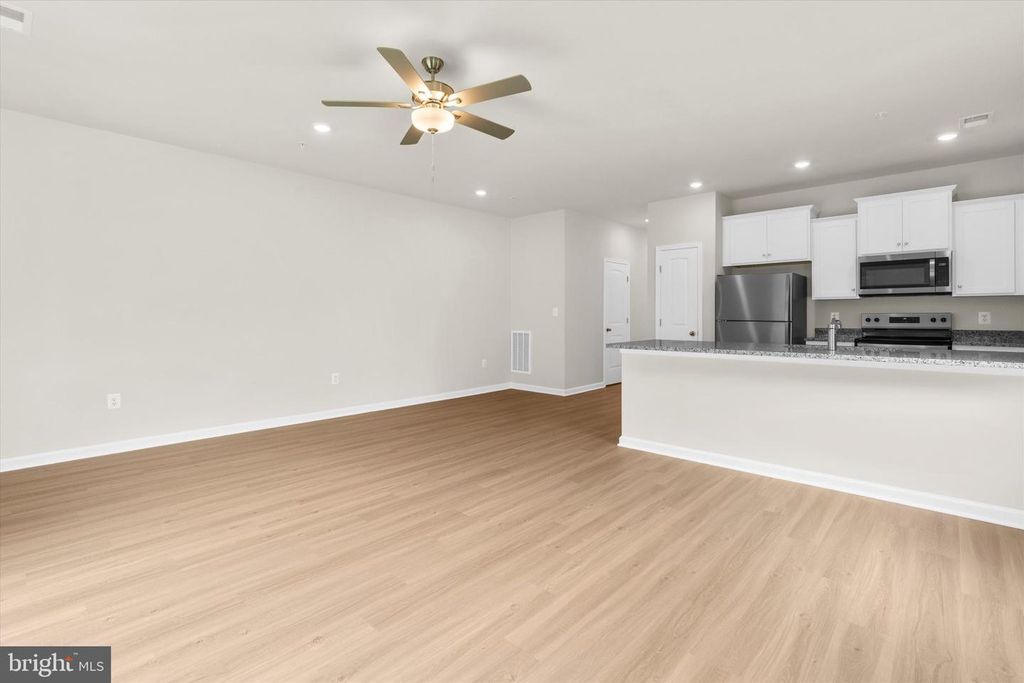 Image 6 of property listing at 8129 BARTHOLOMEW CT, Baltimore, MD 21206