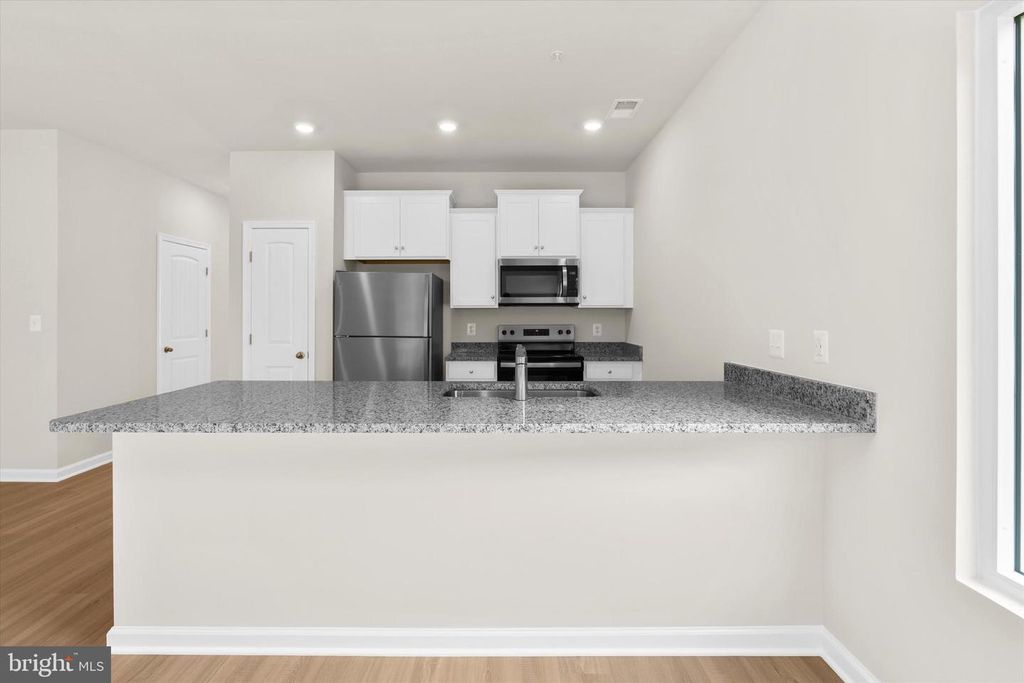 Image 7 of property listing at 8129 BARTHOLOMEW CT, Baltimore, MD 21206