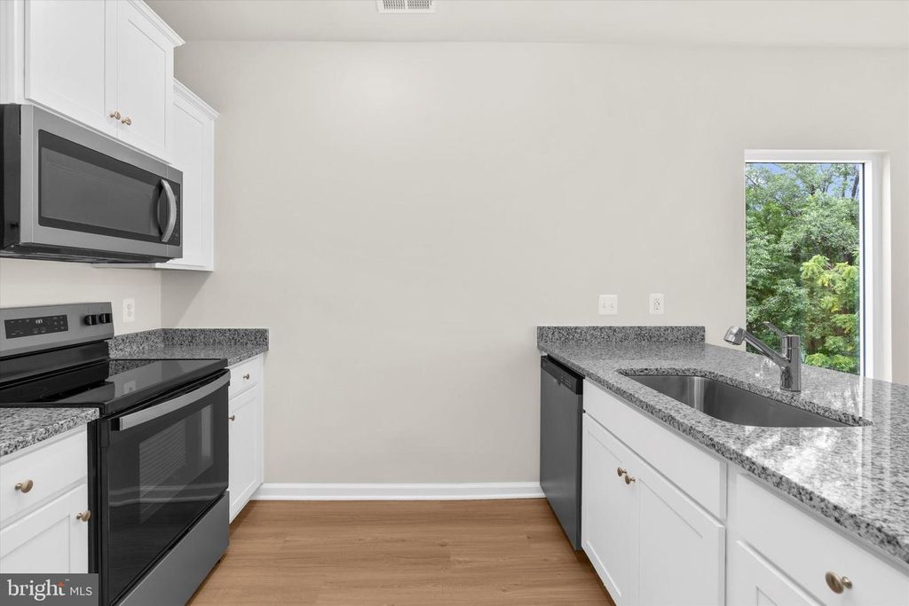 Image 9 of property listing at 8129 BARTHOLOMEW CT, Baltimore, MD 21206