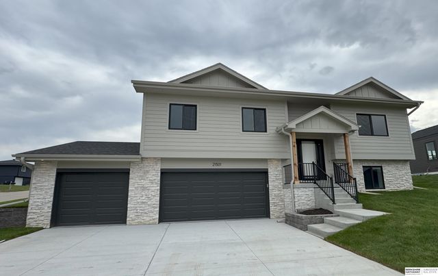 21501 Old Coach Road, Elkhorn, NE 68022