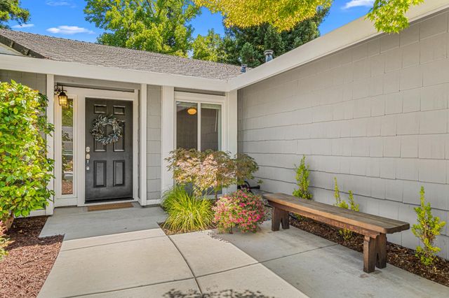 105 Snow Bar Ct, Folsom, CA 95630