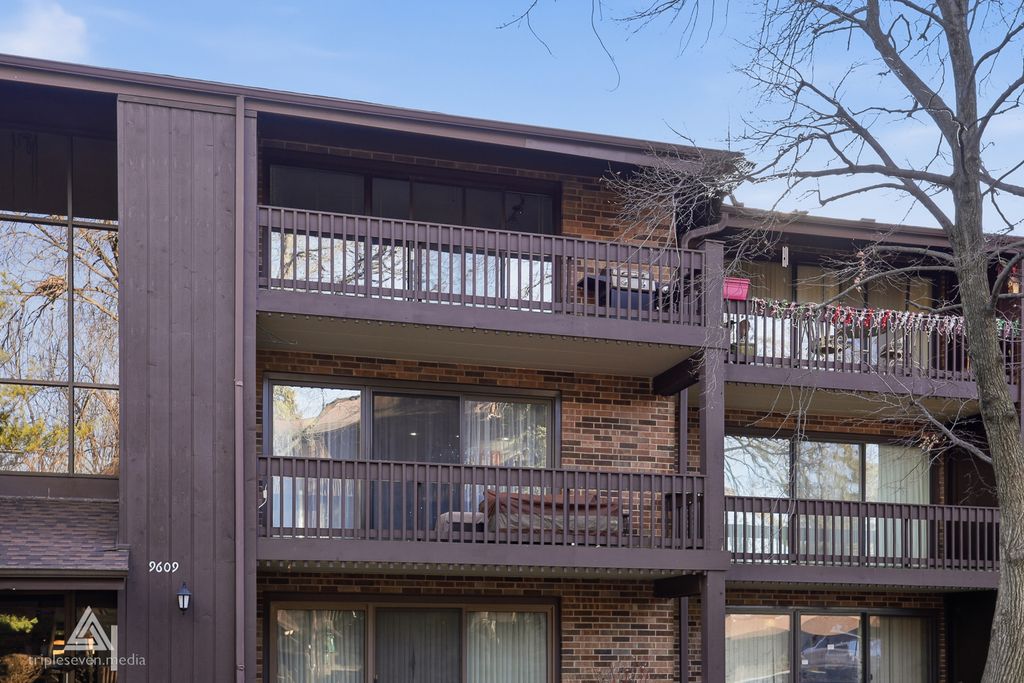 9609 Austin Avenue W3, Oak Lawn, IL 60453 — photo 2
