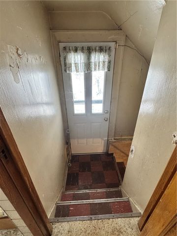 325 Crest Ave, Charleroi Boro, PA 15022