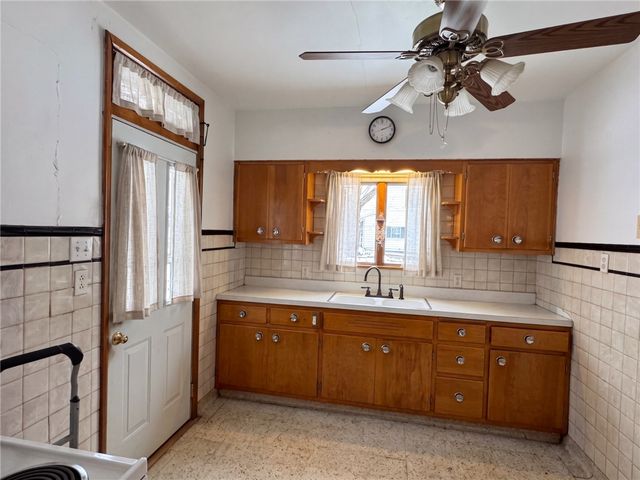 325 Crest Ave, Charleroi Boro, PA 15022