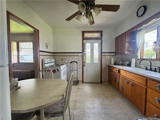 325 Crest Ave, Charleroi Boro, PA 15022